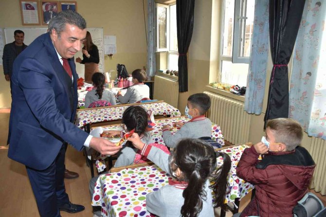 Başkan Özcan’dan Öğretmenlere Çiçek