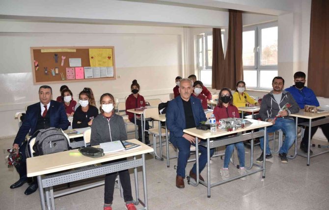 Başkan Özcan’dan Öğretmenlere Çiçek