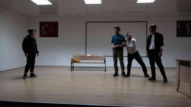 Gündüz Öğretmen, Gece Yönetmen