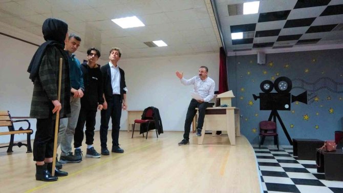 Gündüz Öğretmen, Gece Yönetmen