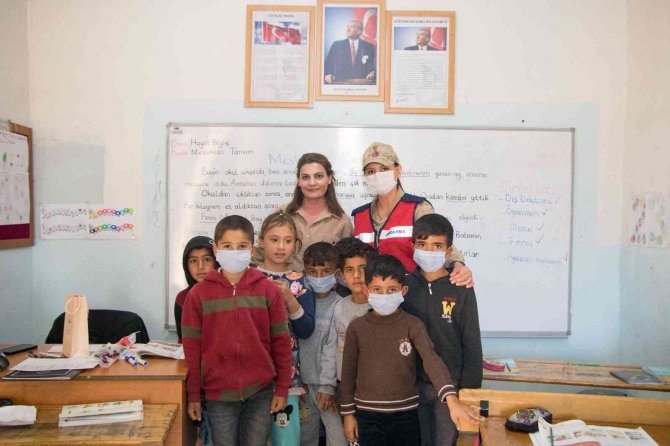 Diyarbakır’da Jandarma, Öğretmenler Gününü Kutladı
