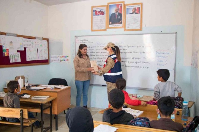 Diyarbakır’da Jandarma, Öğretmenler Gününü Kutladı
