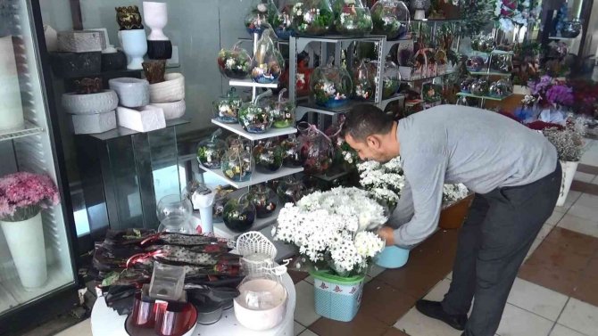 Diyarbakır’daki Çiçekçilerde ‘Öğretmenler Günü’ Yoğunluğu