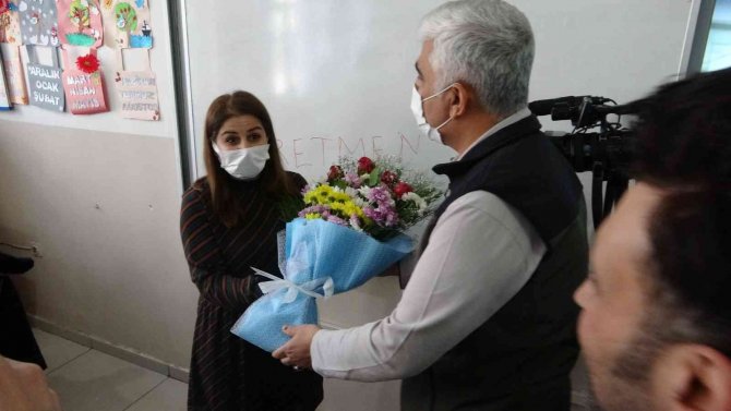 Öğretmenler Günü’nde Nurcan Öğretmene Ve Öğrencilerine 400 Fidanla Sürpriz Yapıldı