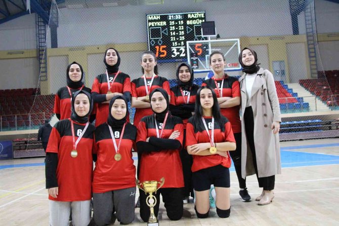 Yurtlar Arası Voleybol Şampiyonu Mahpeyker Sultan Kız Öğrenci Yurdu Oldu