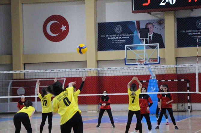 Yurtlar Arası Voleybol Şampiyonu Mahpeyker Sultan Kız Öğrenci Yurdu Oldu