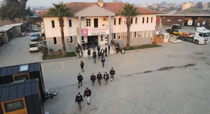 Efeler’in Yol Ekipleri Çalışmalarını Sürdürüyor