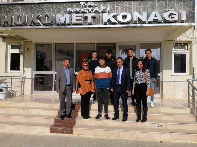 İ̇spanya’ya Gidecek Öğrenciler Kaymakam Kalkan’ı Ziyaret Etti