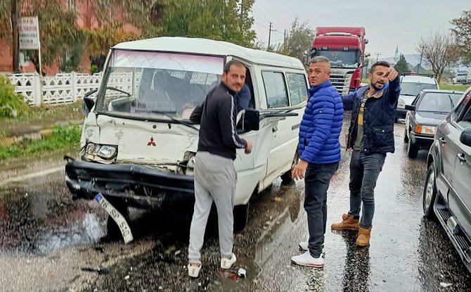 Erdek’te Yağışta 4 Ayrı Trafik Kazası Meydana Geldi