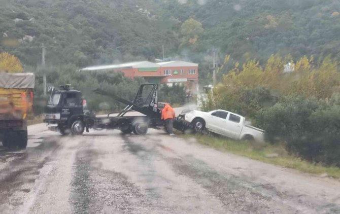 Erdek’te Yağışta 4 Ayrı Trafik Kazası Meydana Geldi