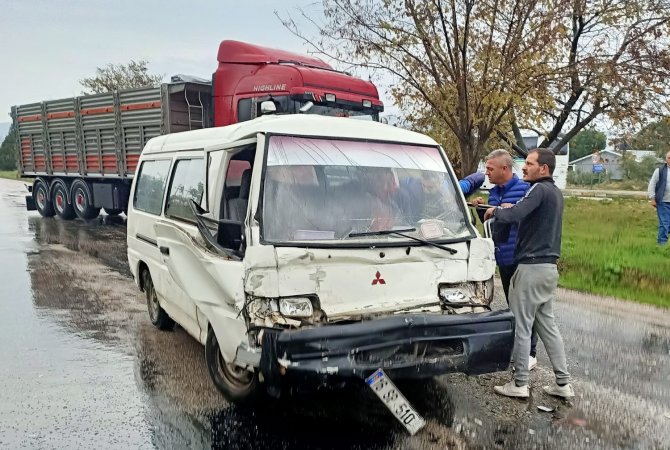Erdek’te Yağışta 4 Ayrı Trafik Kazası Meydana Geldi