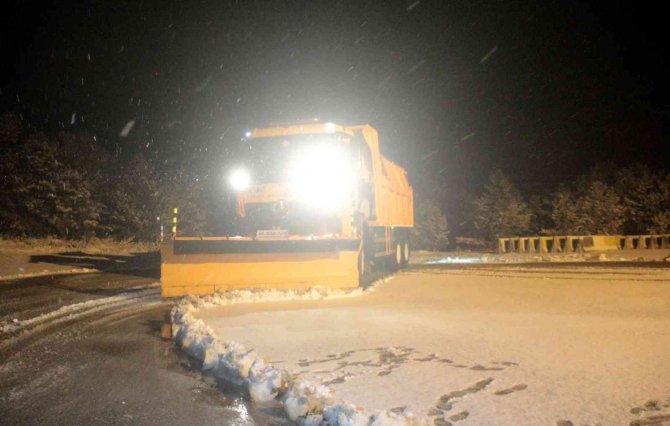 Erzincan Ve Bayburt’un Yüksek Kesimlerinde Kar Yağışı Etkili Oldu