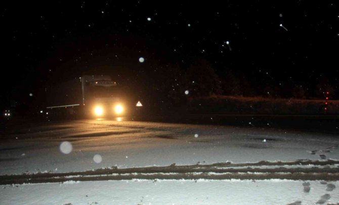 Erzincan Ve Bayburt’un Yüksek Kesimlerinde Kar Yağışı Etkili Oldu