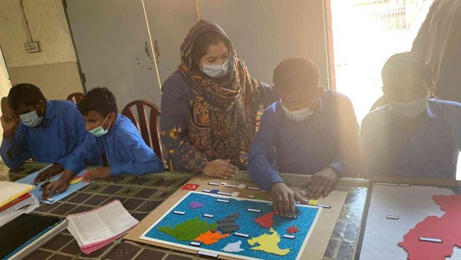 İ̇ki Öğretmen Manisa’dan Dünyaya İyilik Köprüsü Kurdu