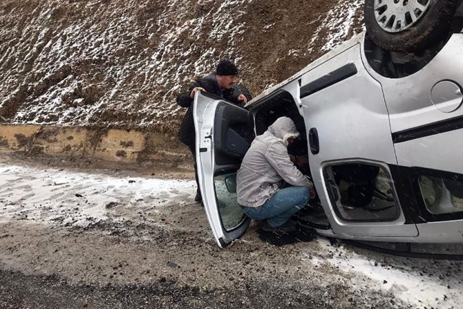 Pöske Dağında Virajı Alamayan Araç Devrildi: 1’i Ağır, 5 Yaralı
