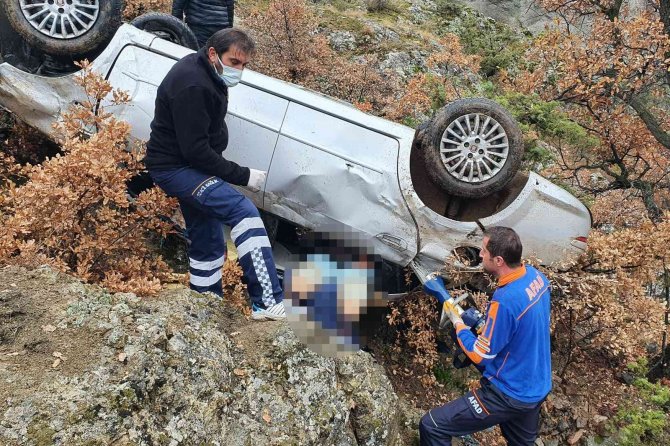 Virajı Alamayan Otomobil 45 Metrelik Uçuruma Yuvarlandı: 4 Yaralı