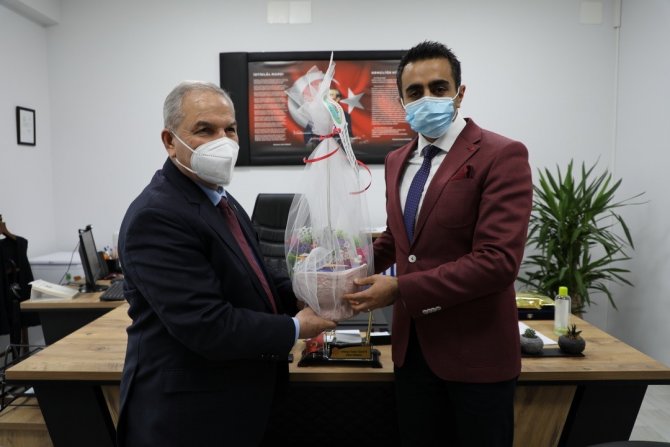 Başkan Demirtaş, Öğretmenlerin Gününü Çiçekle Kutladı