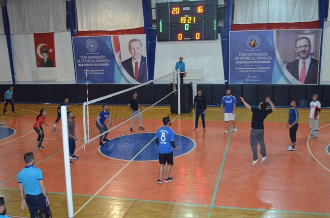 Kahta’da Öğretmenler Günü Anısına Voleybol Turnuvası