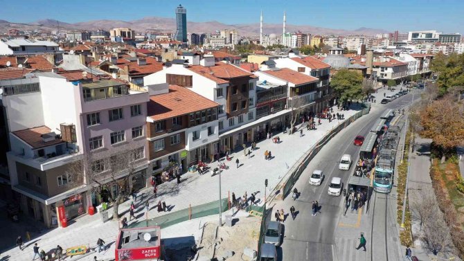 Konya’da Alaaddin Caddesindeki Binalar Tarihi Dokuya Uygun Hale Geliyor