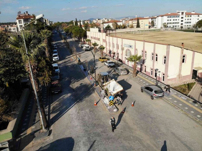 Kırkağaç’ın Prestij Caddelerinde Peyzaj Çalışmaları Başladı