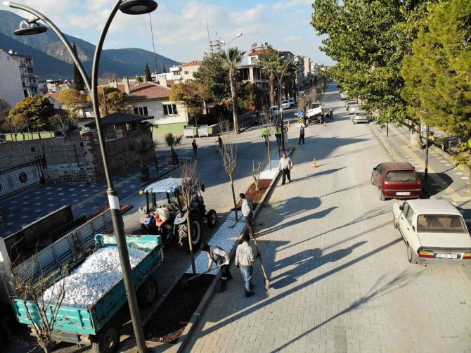 Kırkağaç’ın Prestij Caddelerinde Peyzaj Çalışmaları Başladı