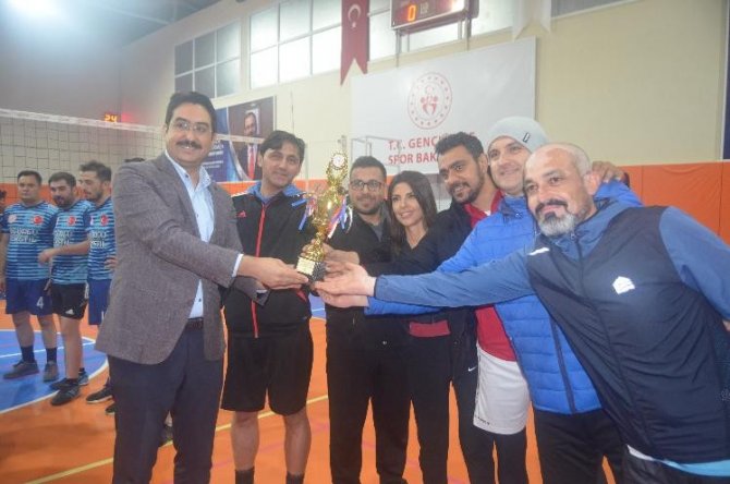 Selendi’de Kurumlar Arası Voleybol Turnuvasının Şampiyonu Esnaf Spor Oldu
