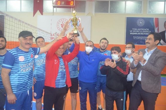 Selendi’de Kurumlar Arası Voleybol Turnuvasının Şampiyonu Esnaf Spor Oldu