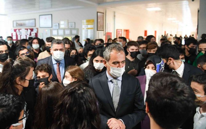 Bakan Özer’den Öğretmenler Günü’nde Sürpriz Okul Ziyareti