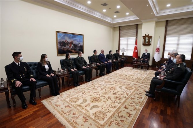 Bakan Akar Öğretmenlerle Buluştu