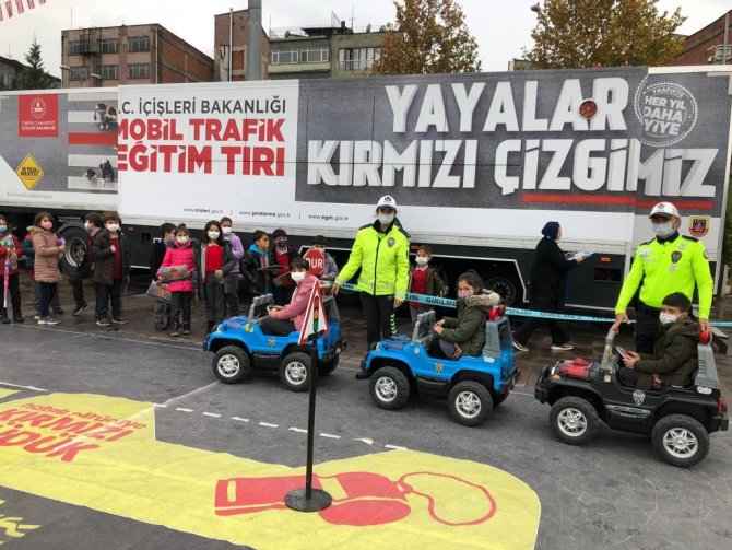 “Mobil Trafik Eğitim Tırı” İle Öğrencilere Trafik Kuralları Öğretiliyor