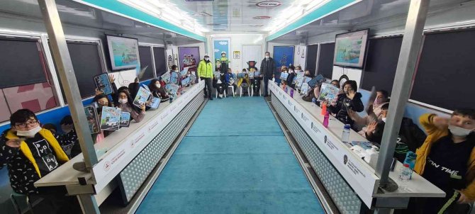“Mobil Trafik Eğitim Tırı” İle Öğrencilere Trafik Kuralları Öğretiliyor