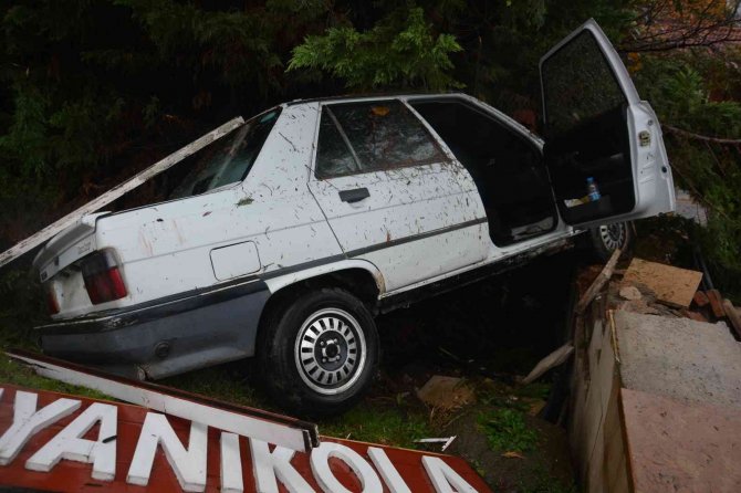 Kaza Yapmamak İçin Direksiyonu Kırınca Bahçeye Girdi