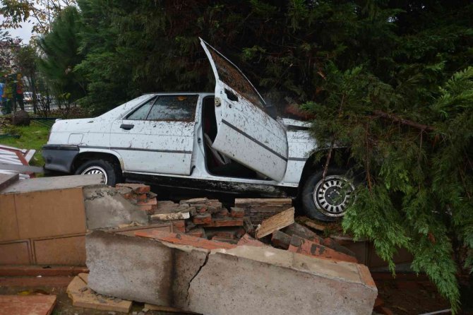 Kaza Yapmamak İçin Direksiyonu Kırınca Bahçeye Girdi