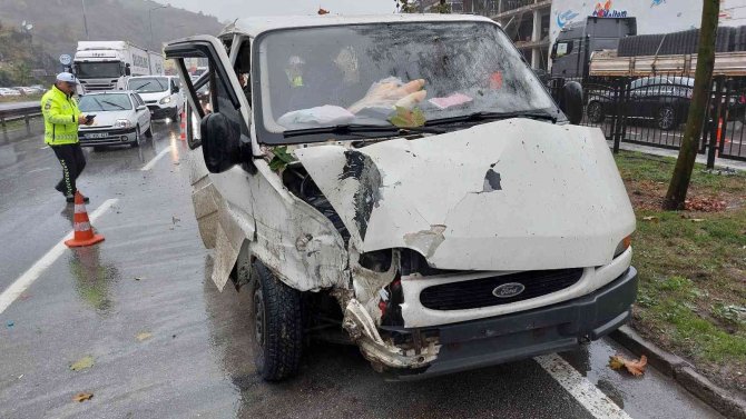 Yağmurdan Kayan Minibüs Direğe Ve Ağaca Çarptı