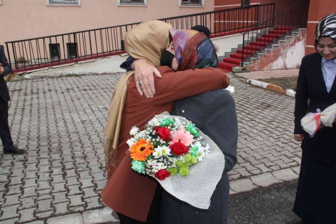 Şefika Öğretmen, Sürpriz Karşısında Gözyaşlarını Tutamadı