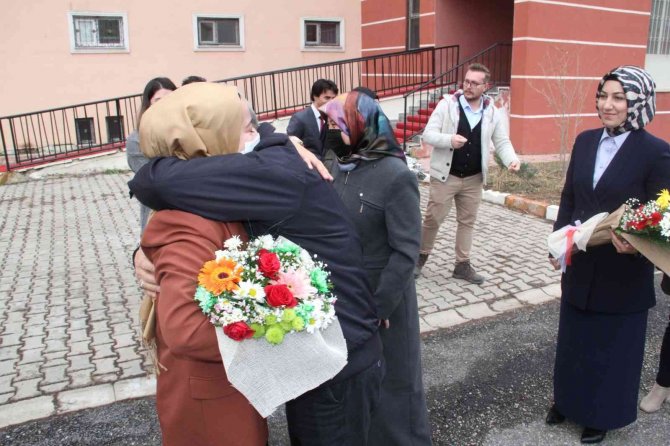 Şefika Öğretmen, Sürpriz Karşısında Gözyaşlarını Tutamadı