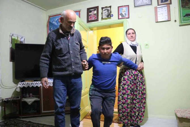 Bir Harf Öğretmek İçin 50 Kilometre Yol Gidiyor