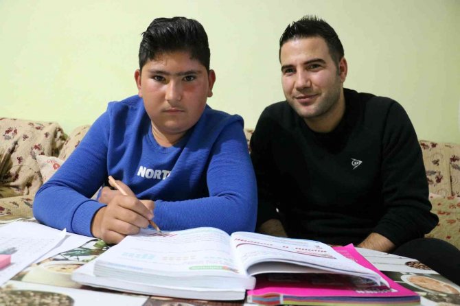 Bir Harf Öğretmek İçin 50 Kilometre Yol Gidiyor