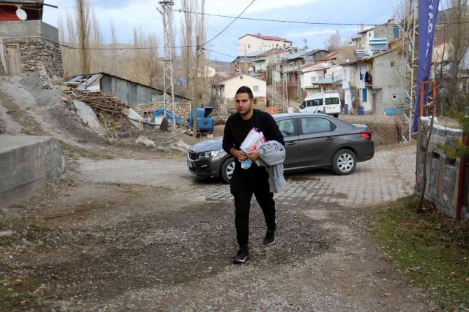 Bir Harf Öğretmek İçin 50 Kilometre Yol Gidiyor