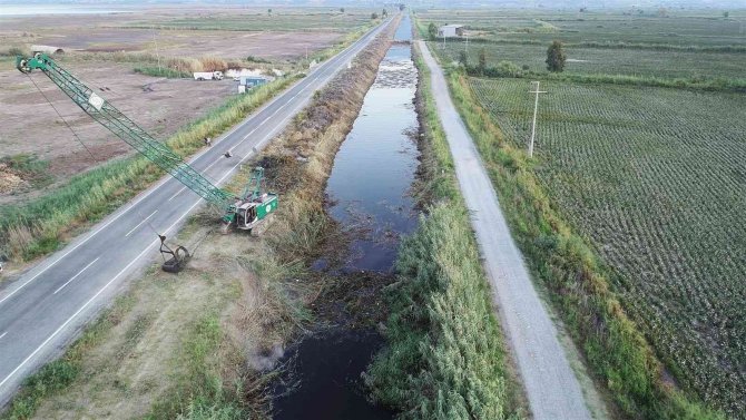 Söke Ovasında İş Makinaları İle Çalışmalar Devam Ediyor