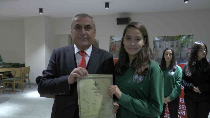 100 Yıl Sonra Gelen Mezuniyet Töreninde Diplomalar Gözyaşları İle Verildi