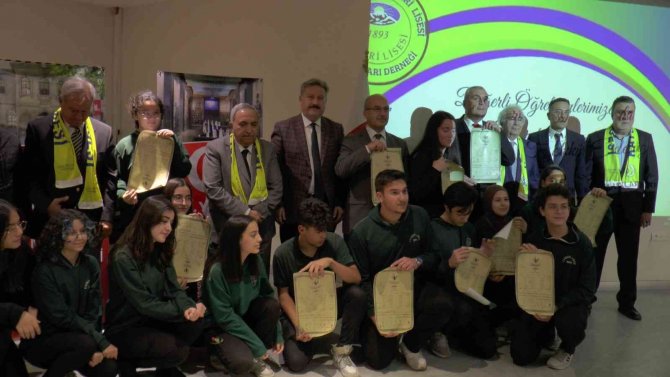 100 Yıl Sonra Gelen Mezuniyet Töreninde Diplomalar Gözyaşları İle Verildi
