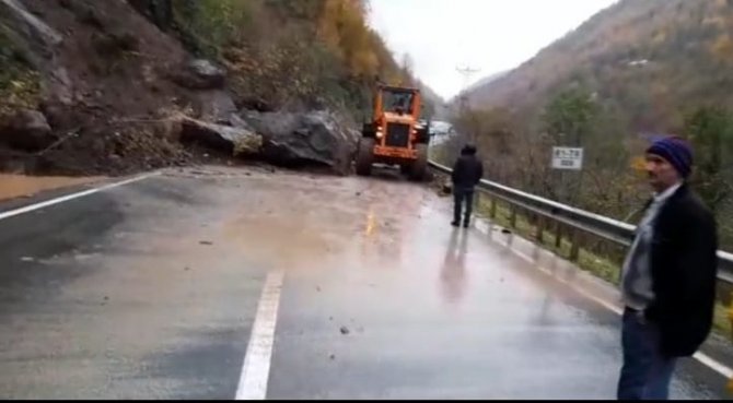 Şalpazarı-beşikdüzü Karayolunda Heyelan