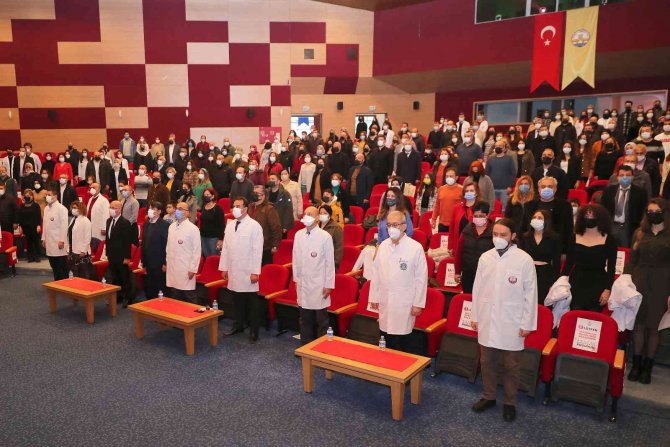 Edirne’de Diş Hekimliği Öğrencileri Beyaz Önlüklerini Giydi