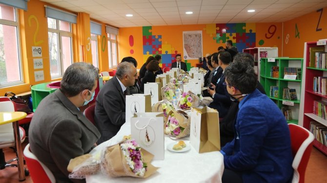 Vali Çelik Öğretmenlerin Gününü Kutladı, Hediye Takdim Etti