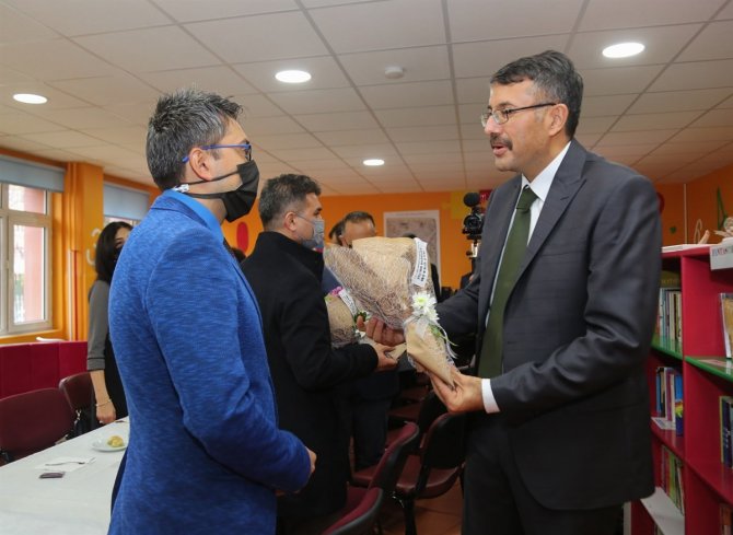 Vali Çelik Öğretmenlerin Gününü Kutladı, Hediye Takdim Etti