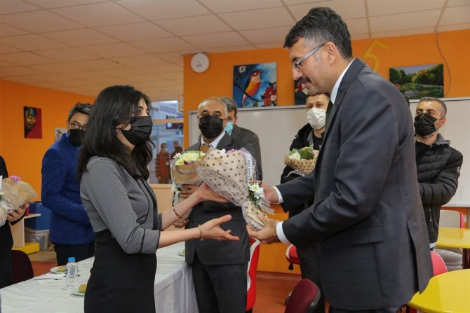 Vali Çelik Öğretmenlerin Gününü Kutladı, Hediye Takdim Etti