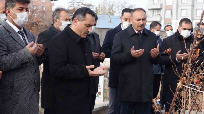 Erciş Depreminde Ölen 76 Öğretmen, Mezarları Başında Anıldı