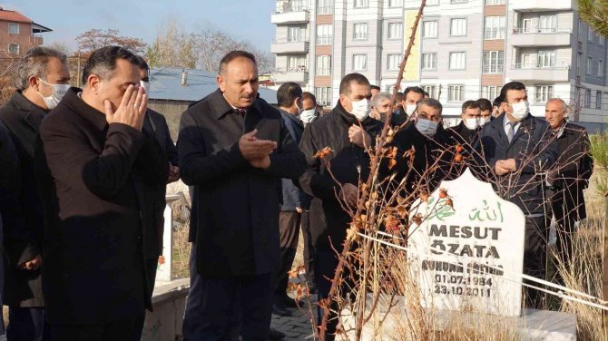 Erciş Depreminde Ölen 76 Öğretmen, Mezarları Başında Anıldı