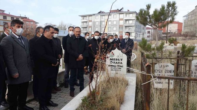 Erciş Depreminde Ölen 76 Öğretmen, Mezarları Başında Anıldı